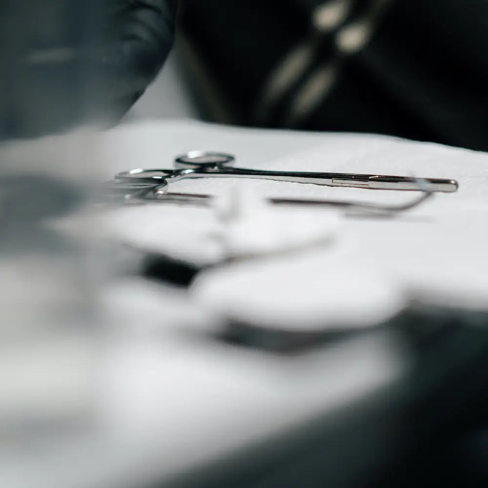 Des outils pour piercings sur une table