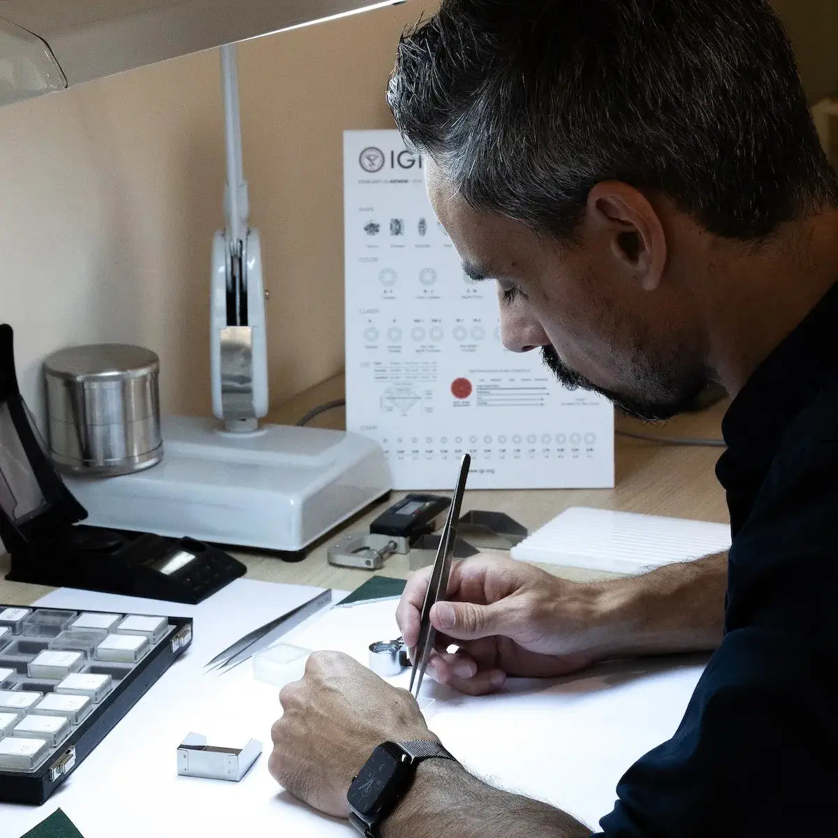 Gemologue inspectant un diamant pour en vérifier la qualité avant certification
