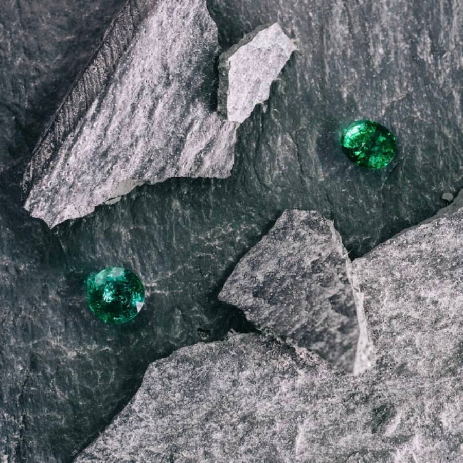 Oval Shape and Round Shape Emeralds