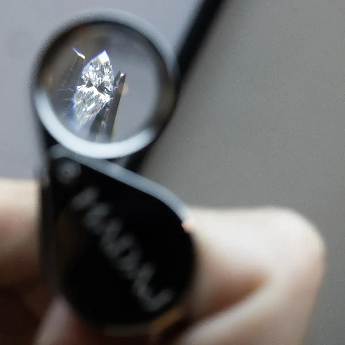 Évaluation de la pureté d’un diamant à l’aide d’une loupe