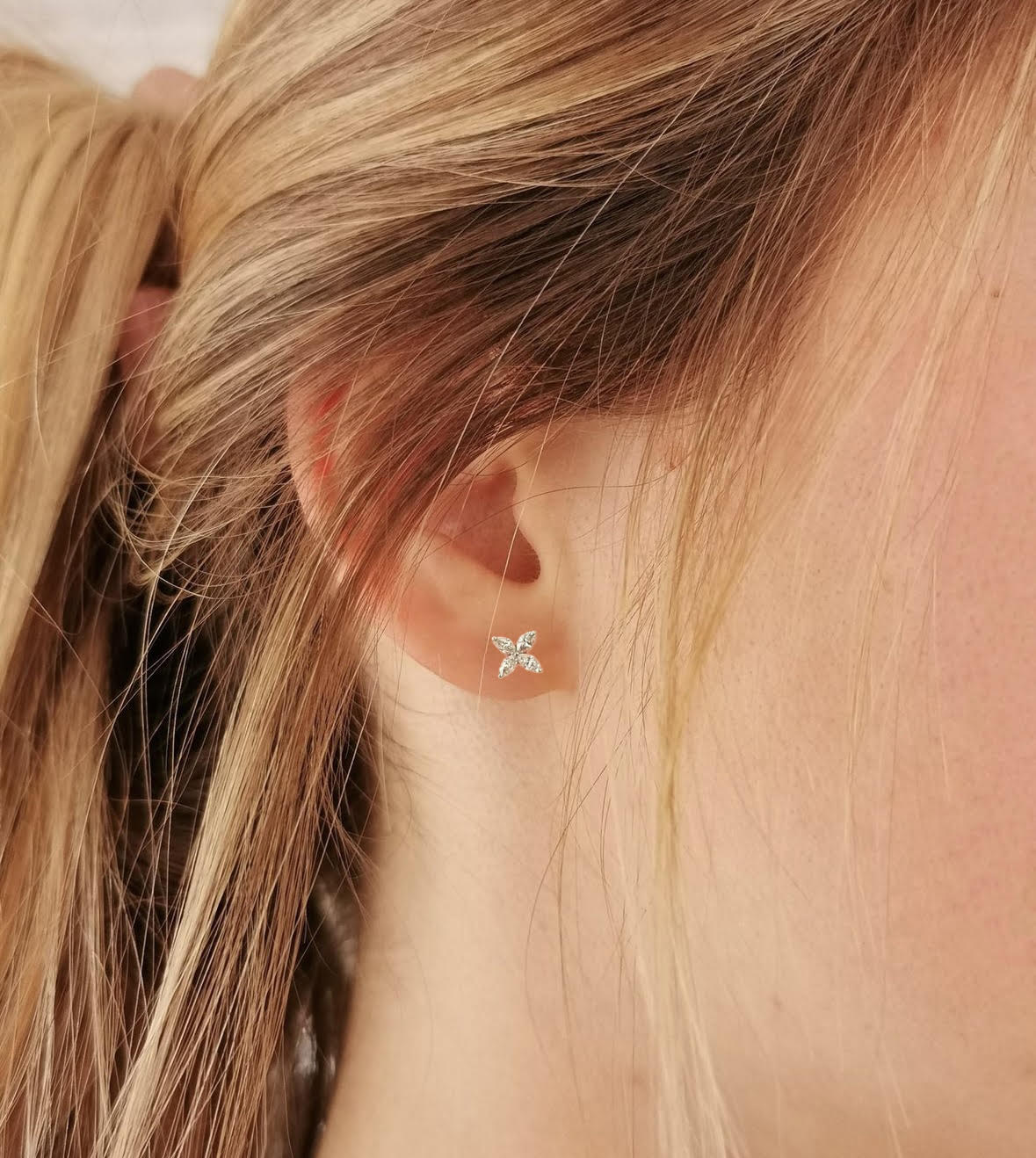 Kane | 18k White Gold 5 mm 5 mm Flower Diamond Piercing