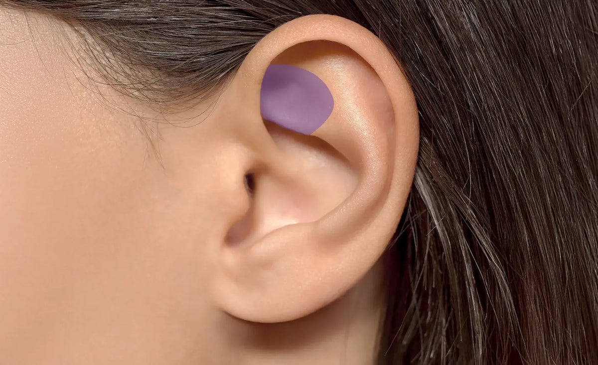 Gros plan de l'oreille d'une personne avec un contour violet mettant en valeur la partie rook de l'oreille